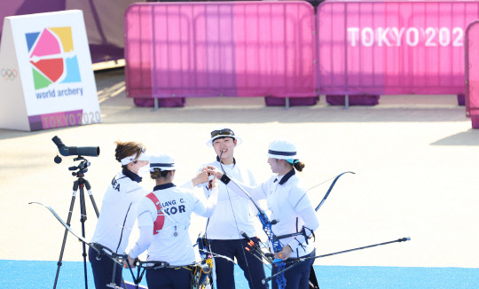 25일 일본 도쿄 유메노시마 공원 양궁장에서 열린 양궁 여자단체전 준결승전에서 벨라루스를 상대로 경기를 펼친 한국 강채영, 장민희, 안산이 기뻐하고 있다. <도쿄=연합뉴스>